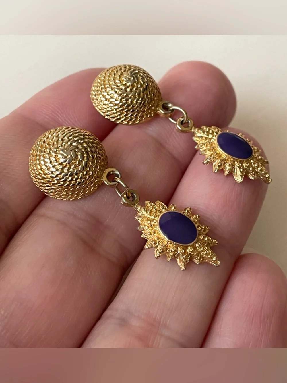 Vtg goldtone off-duty supermodel ‘90s style coiled rope dome dangle earrings